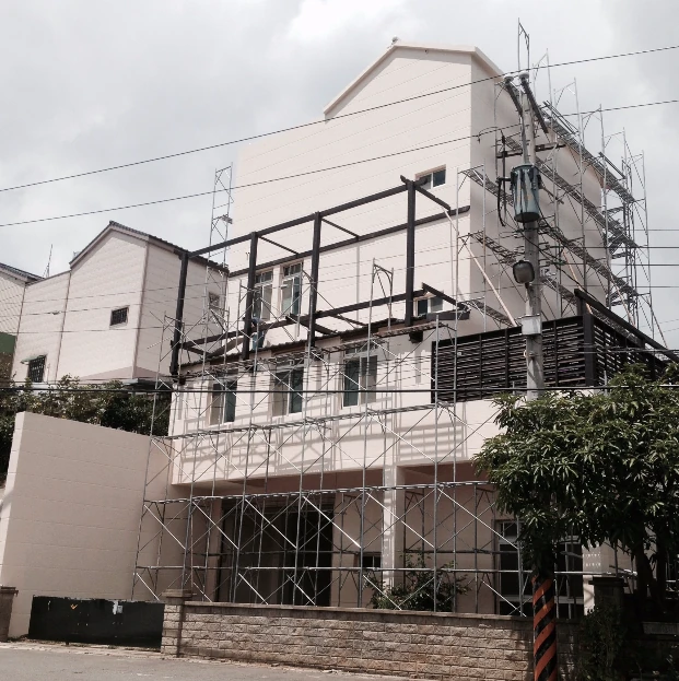 平鎮中興路建築外牆與鷹架全景