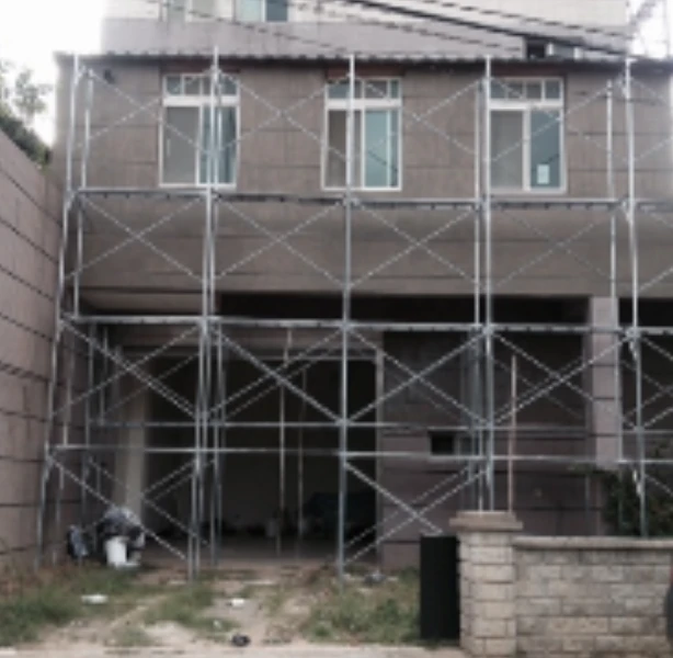 平鎮建築正面外牆與鷹架