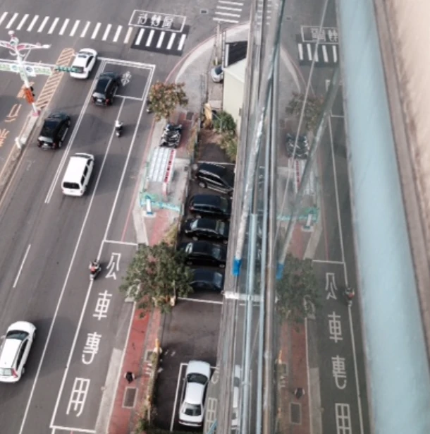 友隆科技大樓玻璃窗外緣近照